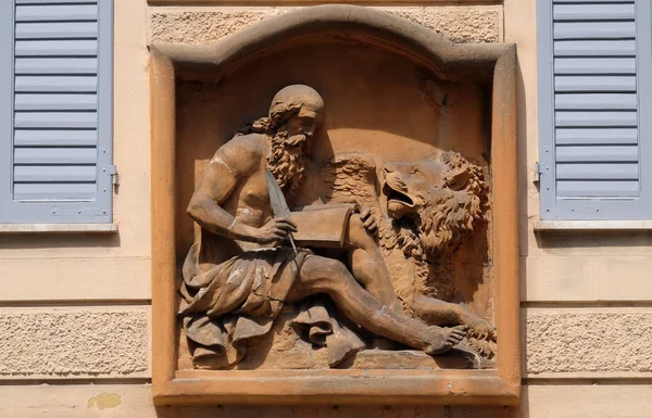 Saint Mark Evangelist Relief Gevel Modena Italië — Stockfoto