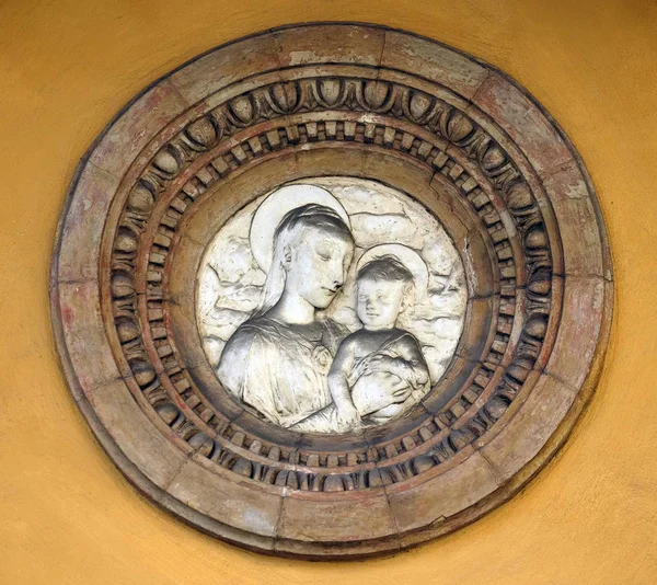 Дева Мария Младенцем Иисусом Рельеф Фасада Дома Модене Италия — стоковое фото