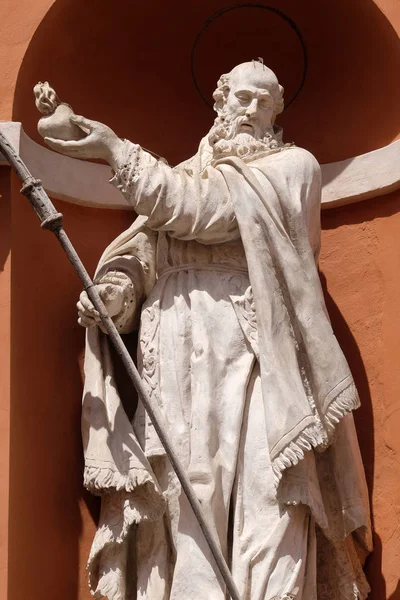 意大利圣 Barbabas 教堂门上的圣巴拿奇雕像 — 图库照片