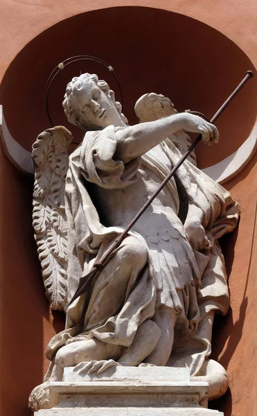 Estatua San Miguel Portal Iglesia San Bartolomé Italia —  Fotos de Stock