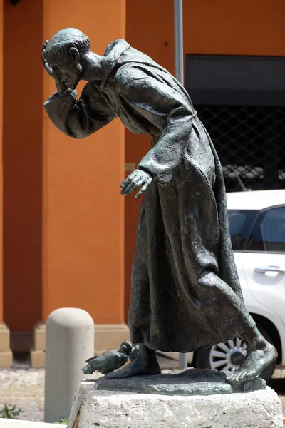 Statuia Bronz Sfântului Francisc Assisi Fața Bisericii Francisc Din Modena — Fotografie, imagine de stoc