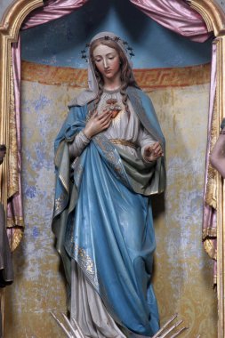 Mary Immaculate kalp heykel Marija na bucak varsayım kilisenin sunak üzerinde Muri, Hırvatistan 