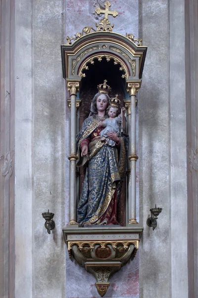 聖母と赤ん坊のイエスとマリヤ で仮定の教区の教会の祭壇の彫像ムリ クロアチア — ストック写真
