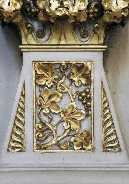 Dekorasyon Sunak Üzerinde Holy Cross Meryem Varsayım Adanmış Zagreb Katedrali — Stok fotoğraf