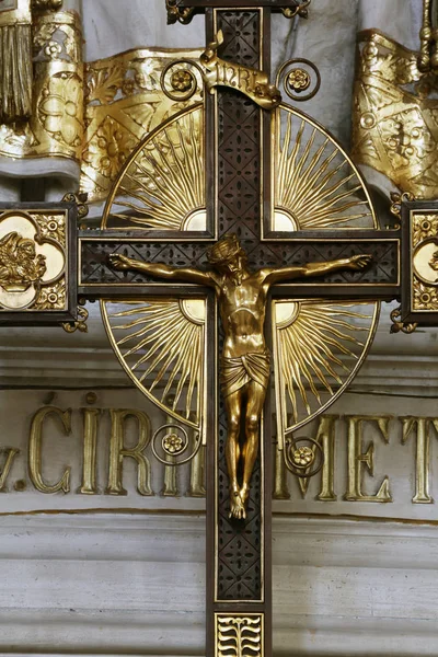 十字架在圣十字祭坛在萨格勒布大教堂致力为玛丽的升天 — 图库照片