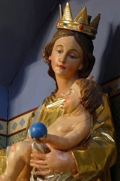 圣母玛利亚与婴孩耶稣 在我们的夫人祭坛上的雕像在 Zacretje 克罗地亚的圣十字教区教会 — 图库照片