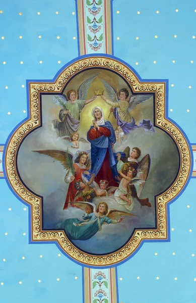 圣母玛利亚的加冕和假设 在克罗地亚 Zacretje 的圣十字教区教堂壁画 — 图库照片