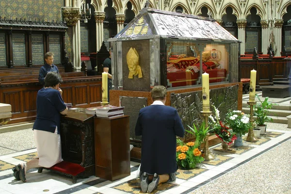 Adoradores Reúnem Para Olhar Para Relíquias Beato Aloysius Stepinac Catedral — Fotografia de Stock