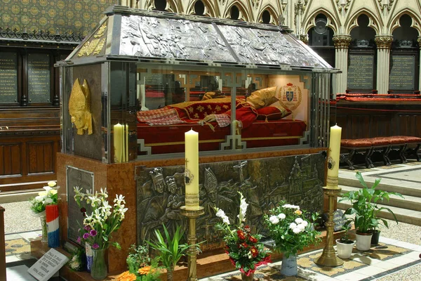 被祝福的谢孝衍 Stepinac 的石棺在萨格勒布大教堂献身玛丽的假设 — 图库照片