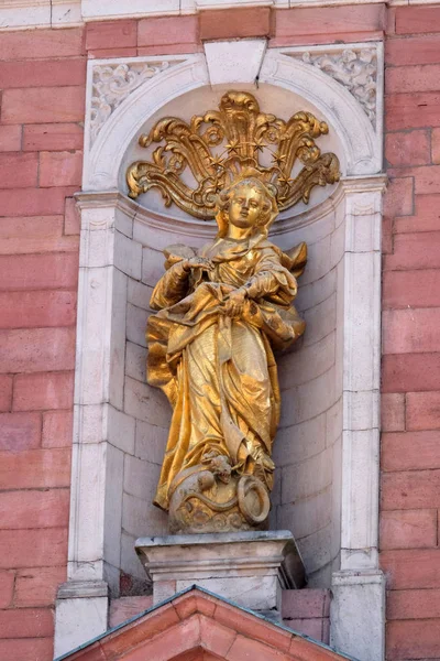 Statue Vierge Marie Sur Portail Église Notre Dame Aschaffenburg Allemagne — Photo