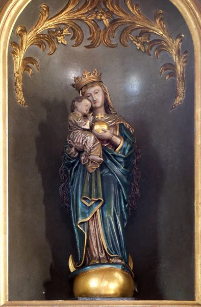 聖母マリアは赤ん坊のイエス アシャッフェンブルク ドイツの女性教会の祭壇の上の像 — ストック写真