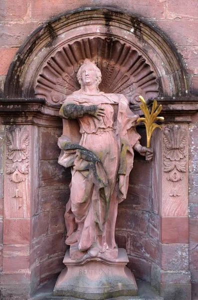 聖ビアトリクスの像は ドイツ バイエルン州のウンターフランケンのミルテンベルク地区にあるベネディクト会のアモールバッハ修道院教会 — ストック写真