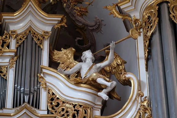 德国巴伐利亚下弗兰科尼亚米尔滕贝格区阿莫巴赫本笃修道院教堂风琴上的天使雕像 — 图库照片