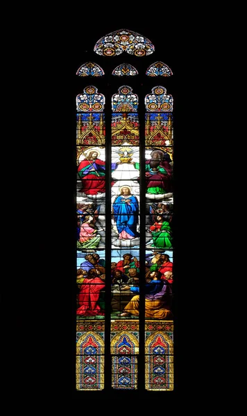 聖母マリア マリアを前提に捧げザグレブ大聖堂のステンド グラスの戴冠式 — ストック写真