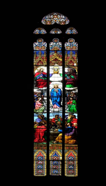 聖母マリア マリアを前提に捧げザグレブ大聖堂のステンド グラスの戴冠式 — ストック写真