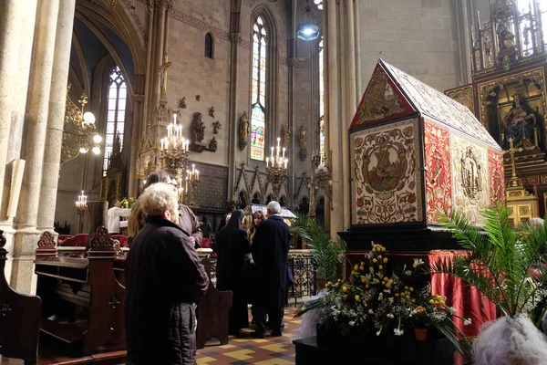 Manhã Páscoa Pessoas Rezam Diante Túmulo Deus Catedral Zagreb Abril — Fotografia de Stock