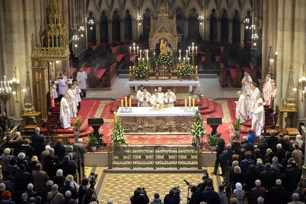 复活节弥撒在圣母玛利亚大教堂的假设在萨格勒布于2015年4月05日 — 图库照片