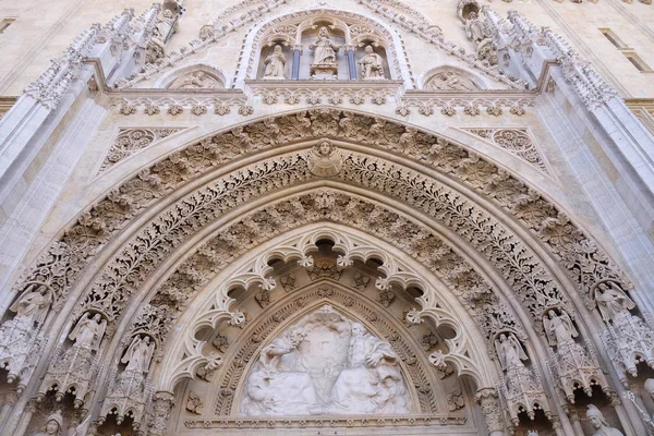 大教堂的门户 致力于玛丽和国王圣斯蒂芬和圣 Ladislaus 在萨格勒布的假设 — 图库照片