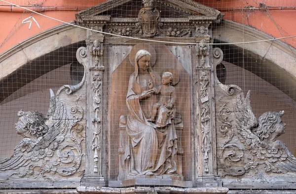 Vierge Marie Avec Bébé Jésus Façade Maison Pise Italie — Photo