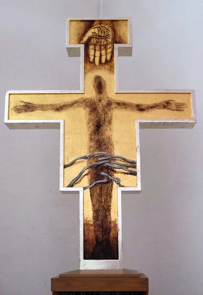 十字架由 Sieger Koeder 在圣弗朗西斯的教堂在 Ellwangen 图库图片