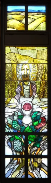 彩绘玻璃窗口由 Sieger Koeder 在圣徒在 Leutershausen 德国教堂 — 图库照片
