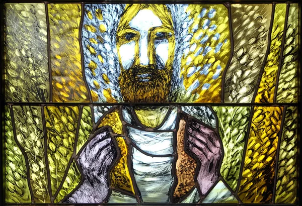 彩绘玻璃窗口由 Sieger Koeder 在圣徒在 Leutershausen 德国教堂 — 图库照片