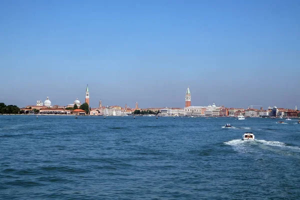 Cityscape Venedik. Yolcu gemisi Adriyatik Denizi, Venedik, İtalya, üzerinden görüntülemek