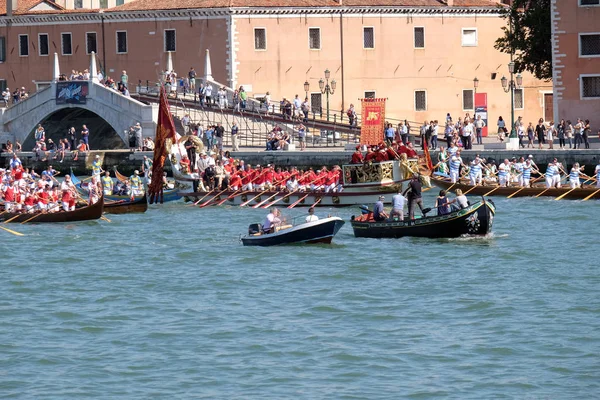 Barche Piene Gente Musicisti Vogatori Arrivano Alla Storica Festa Della — Foto Stock