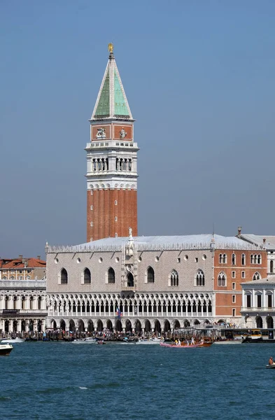 St Mark's Campanile ve lagün, Venedik, İtalya, UNESCO Dünya Miras Listesi görülen Doge Sarayı