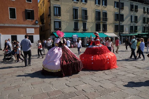 Tourists Venice Grand Canal Welcomed Costumed Ladies Venice Italy May — Stock Photo, Image