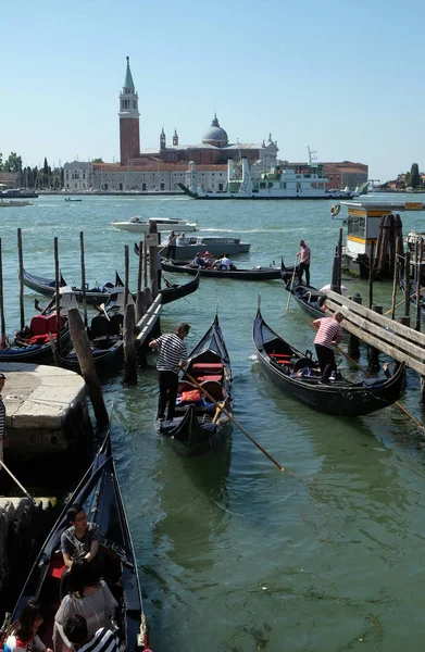 Gondolier Його Гондоли Очікує Туристів Прогулянку Гранд Каналом Венеції Травня — стокове фото
