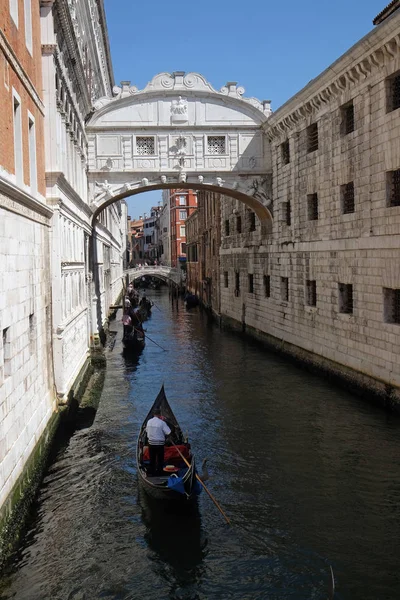 Veduta Uno Dei Piccoli Canali Con Gondole Edifici Storici Venezia — Foto Stock