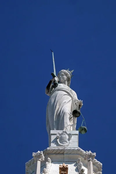 Gudinnan Rättvisa Staty Överst Dogepalatset Venedig Hålla Balansen Skalor Och — Stockfoto