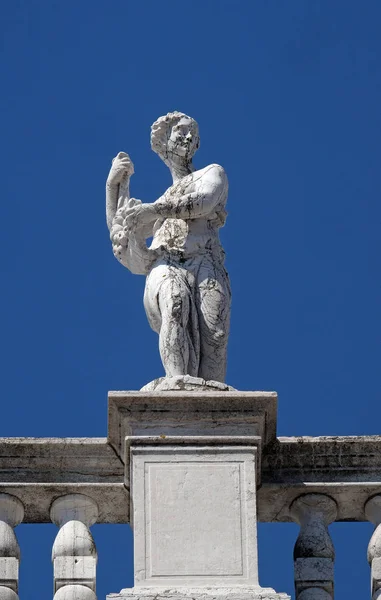 国立図書館のサン マルコ図書館 マルチャーナ ヴェネツィア イタリア ユネスコ世界遺産の上部に像 — ストック写真