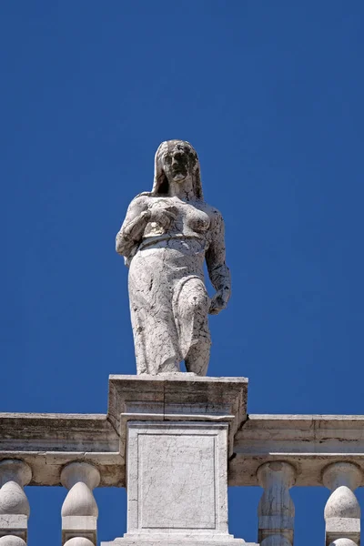 国立図書館のサン マルコ図書館 マルチャーナ ヴェネツィア イタリア ユネスコ世界遺産の上部に像 — ストック写真