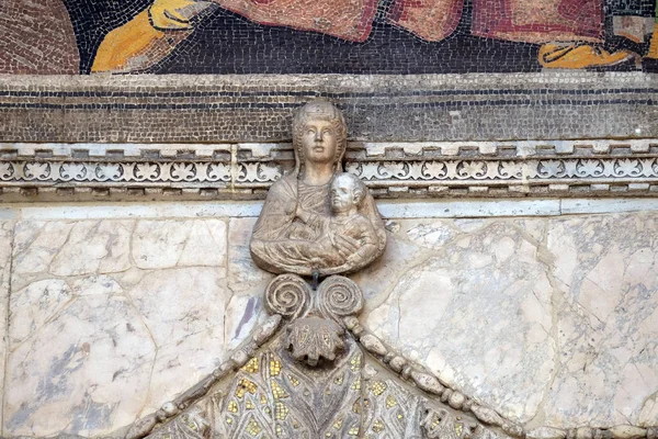 Jungfrau Maria Mit Jesuskind Statue Auf Dem Portal Des Heiligen — Stockfoto