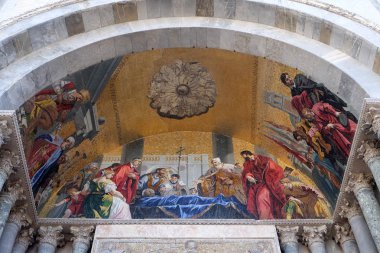 St Mark's vücut Doge ve Venedik hakimler tarafından lunette mozaik San Marco Bazilikası, San Marco Meydanı, Venedik, İtalya, Unesco Dünya Mirası venerated