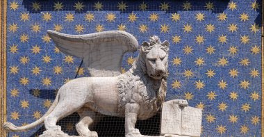 St Mark'ın saat kulesi Torre dell'Orologio Piazza San Marco, Venedik, İtalya, Unesco Dünya Mirası üzerinde üzerinde kanatlı aslan heykeli