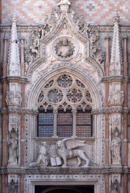Porta della Carta girişinde Doge Francesco aslan, St. Mark önce Unesco Dünya Mirası diz çökmüş Foscari tasvir Doge Sarayı Venedik, İtalya, detay