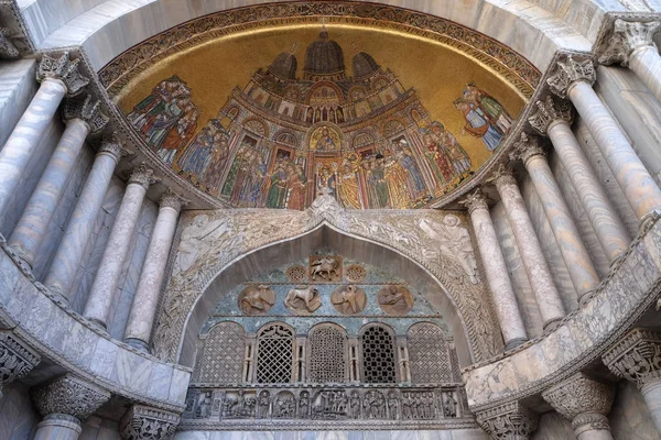 Tradução Corpo São Marcos Mosaico Fachada Basílica São Marcos Veneza — Fotografia de Stock