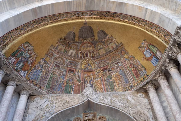 Tradução Corpo São Marcos Mosaico Fachada Basílica São Marcos Veneza — Fotografia de Stock