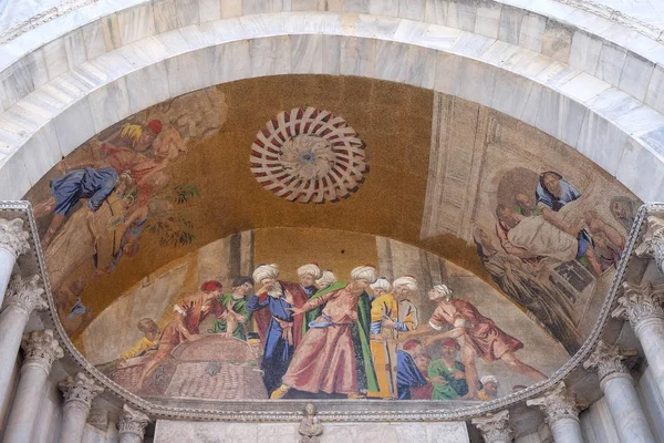 リュネット モザイク マルコ寺院 マルコ広場ヴェネツィア イタリア ユネスコ世界遺産の聖マルコの体を盗む — ストック写真
