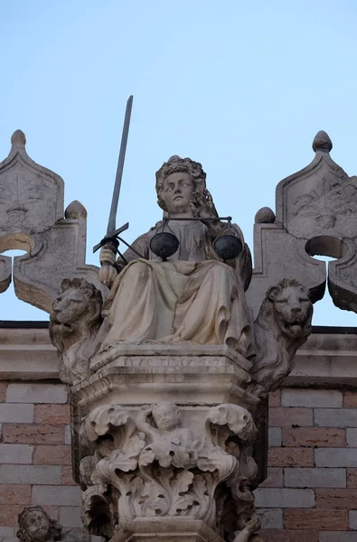 Dea Della Giustizia Statua Cima Palazzo Ducale Venezia Con Bilancia — Foto Stock