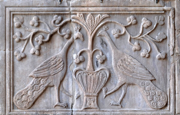 Два павлина, восточный византийский рельеф, детали фасада базилики Святого Марка, площадь Святого Марка, Венеция, Италия, объект Всемирного наследия ЮНЕСКО
