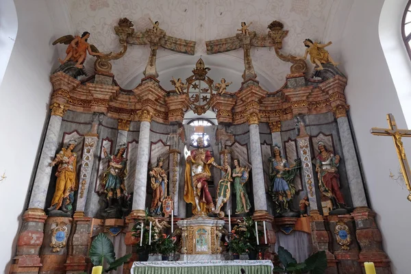 在克罗地亚 Pokupsko 圣母玛利亚教堂的主坛 — 图库照片