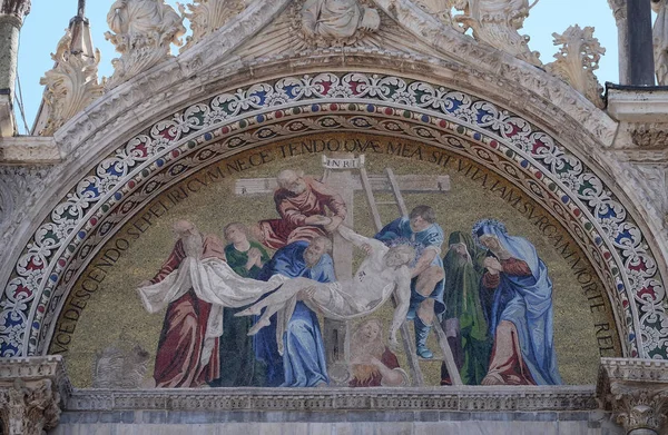 从十字架上沉积耶稣基督 马赛克从圣马可大教堂的上立面 圣马可广场 威尼斯 意大利 联合国教科文组织世界遗产 — 图库照片