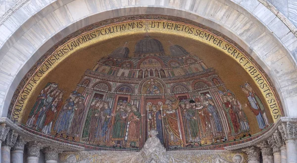 Tradução Corpo São Marcos Mosaico Fachada Basílica São Marcos Veneza — Fotografia de Stock