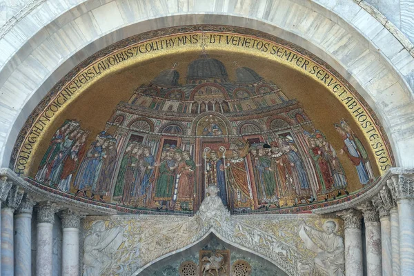 Tradução Corpo São Marcos Mosaico Fachada Basílica São Marcos Veneza — Fotografia de Stock