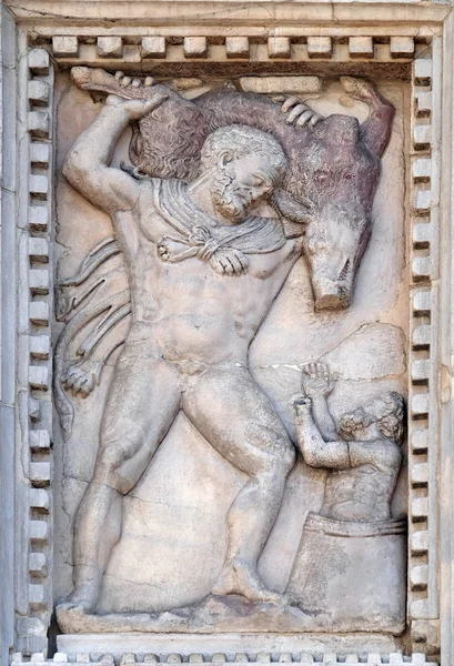 浮雕描绘了赫拉克勒斯和 Erymanthian 圣马克大教堂 圣马会广场 意大利威尼斯 联合国教科文组织世界遗产遗址的门面细节 — 图库照片