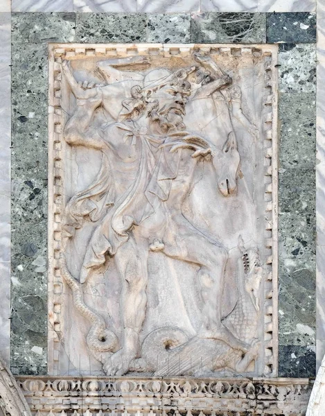 ヘラクレスと鹿 マルコ寺院 マルコ広場ヴェネツィア イタリア ユネスコ世界遺産のファサードのディテールを描いたレリーフ — ストック写真